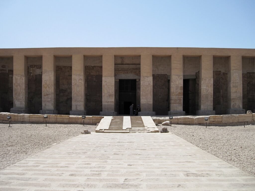 La facciata a pilastri del tempio di Seti I ad Abydos