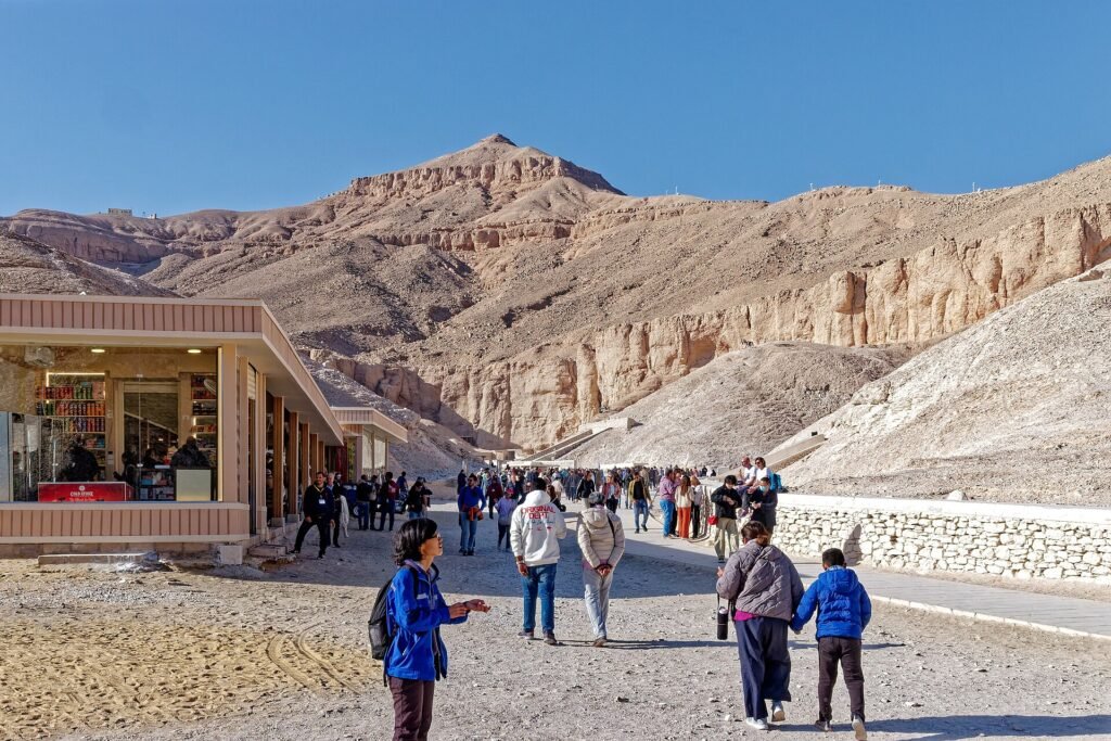L'ingresso della Valle dei Re a Luxor in una mattina di alta stagione
