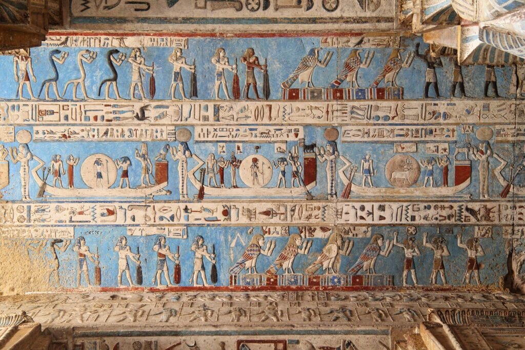 Il soffitto dipinto della sala ipostila di Dendera, con i colori originali