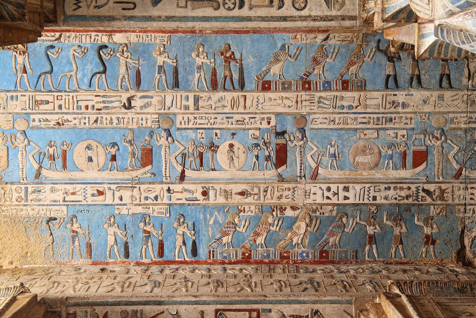 Il soffitto dipinto della sala ipostila di Dendera, con i colori originali