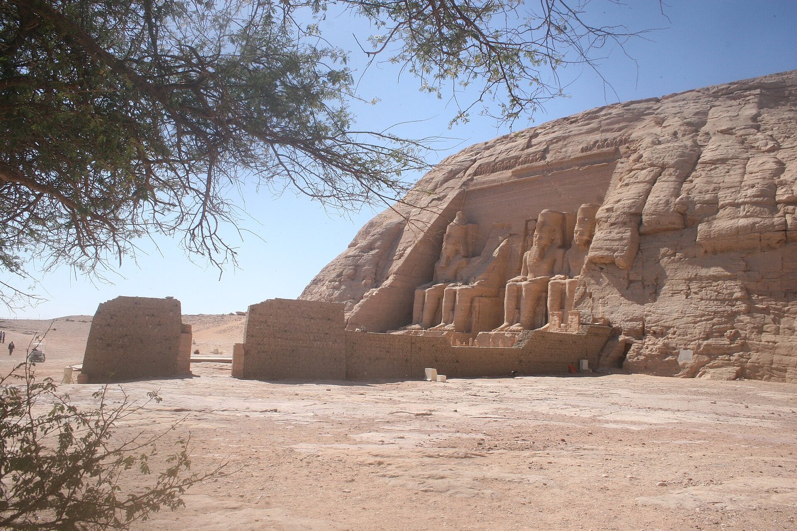 Il tempio di Abu Simbel sotto il sole di mezzogiorno, senza un filo d'ombra sul piazzale