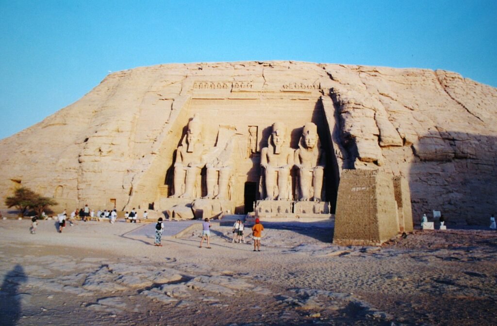 La facciata del Grande Tempio di Ramesse II ad Abu Simbel, illuminata dal sole radente