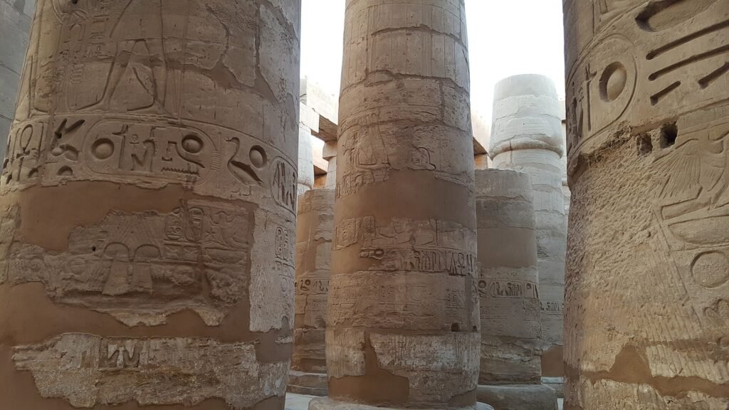 Le colonne della sala ipostila di Karnak, dove si cammina all'ombra anche in pieno giorno