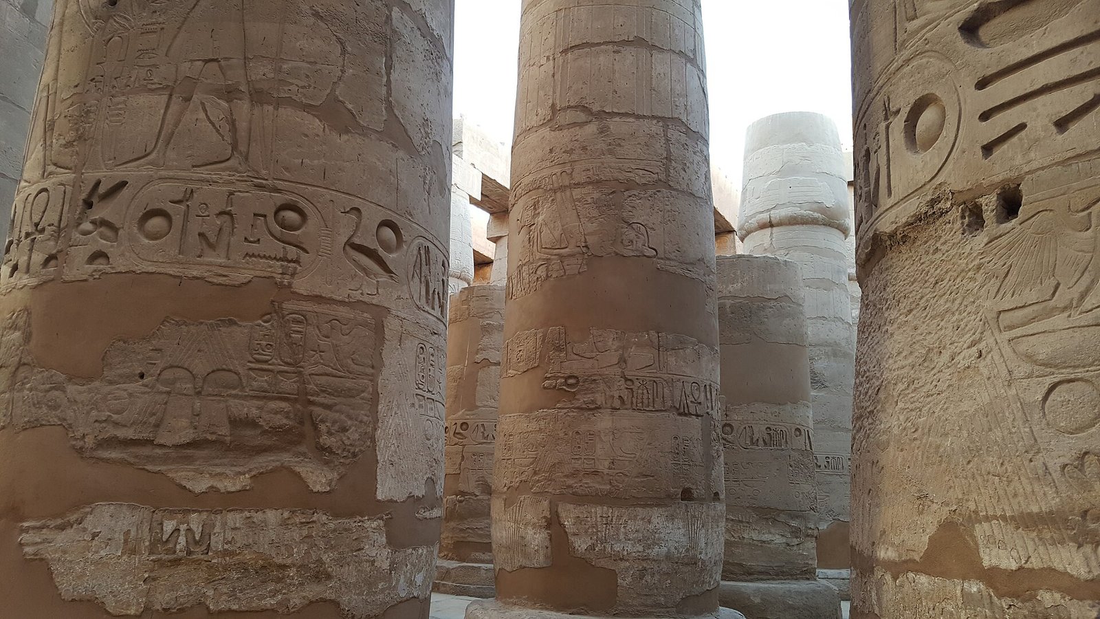 Le colonne della sala ipostila di Karnak, dove si cammina all'ombra anche in pieno giorno