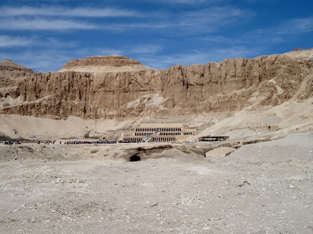 La necropoli tebana e il tempio di Hatshepsut a Deir el-Bahari, con la fila all'ingresso