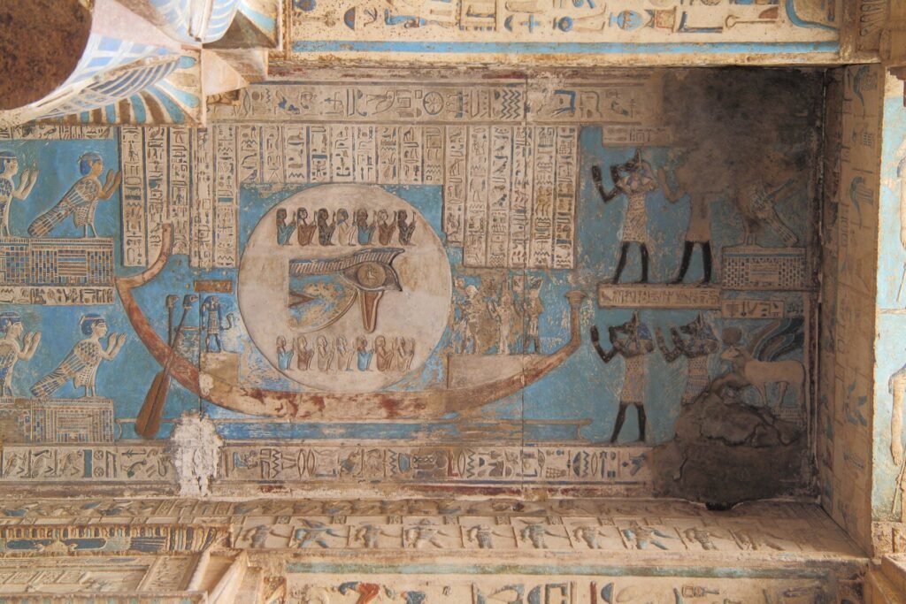 Il soffitto dipinto della sala ipostila del tempio di Hathor a Dendera