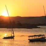 Feluche ormeggiate sul Nilo ad Assuan al tramonto