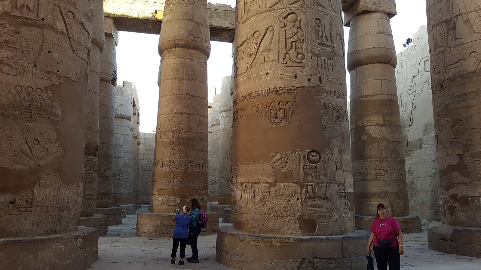 Visitatori fra le colonne della sala ipostila di Karnak a Luxor