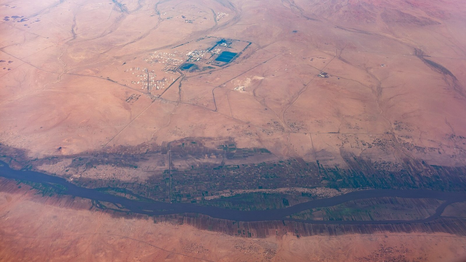 La valle del Nilo vista dall'alto, la striscia coltivata fra il deserto