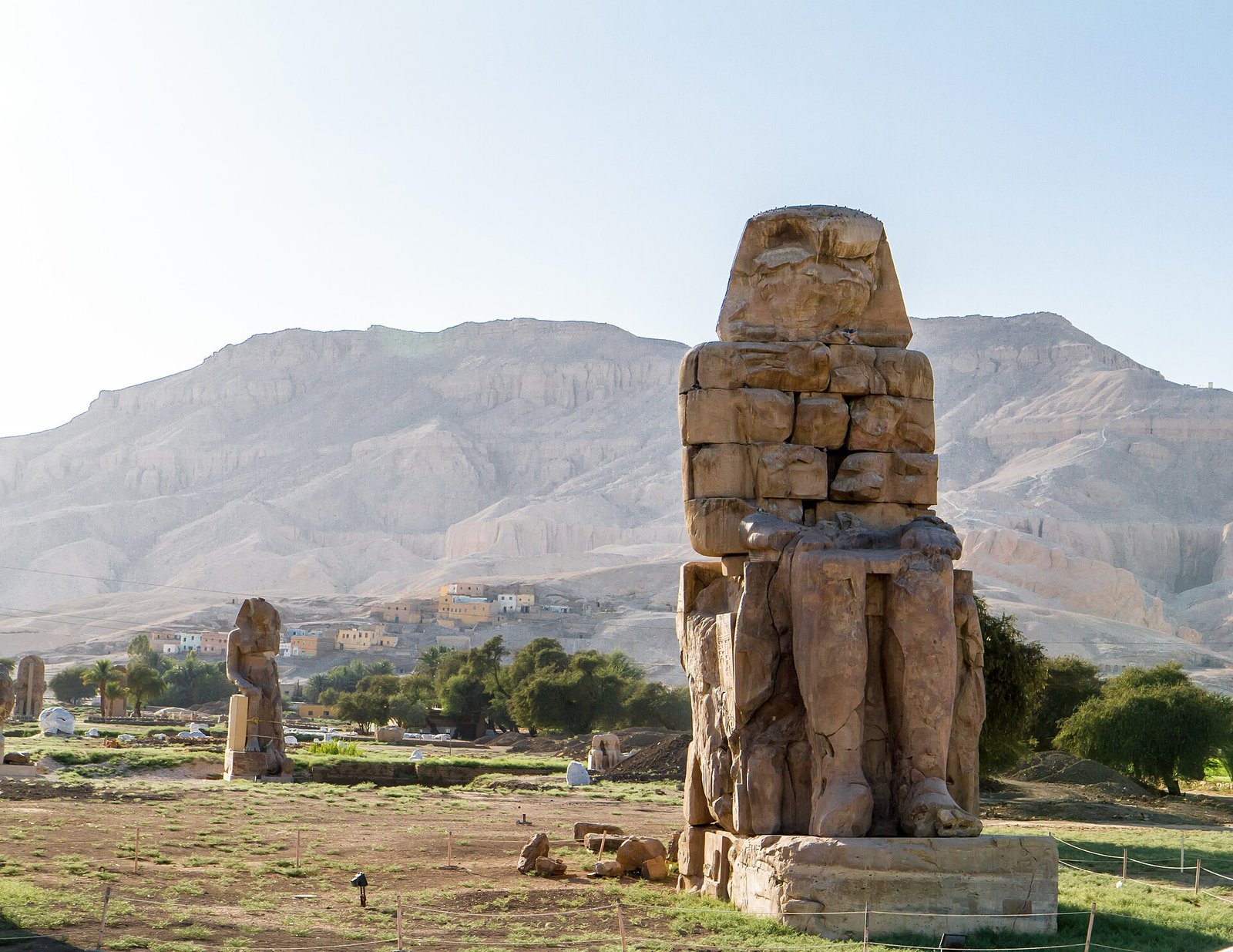 I Colossi di Memnone sulla riva occidentale di Luxor, davanti alle colline tebane
