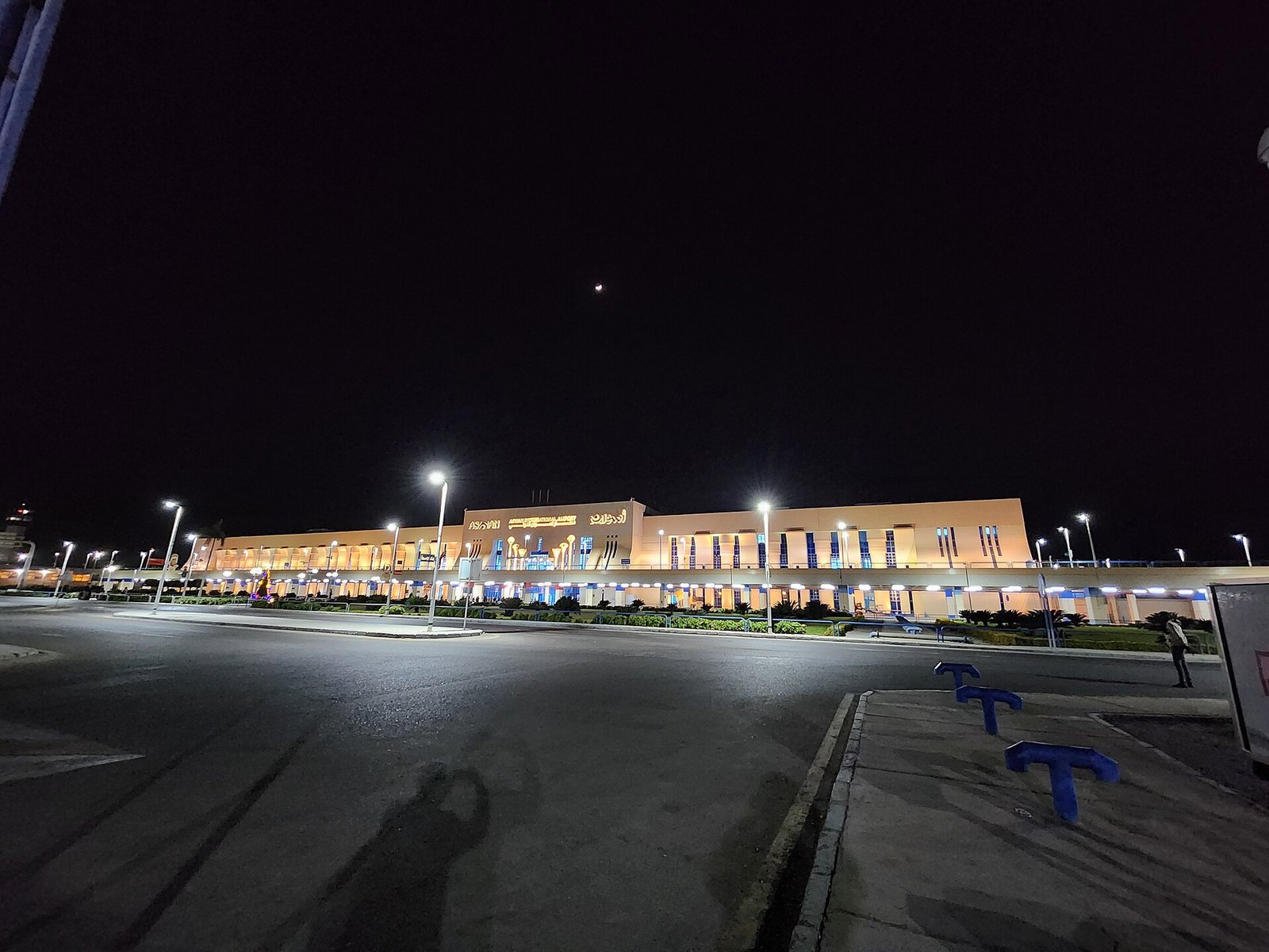 L'aeroporto internazionale di Assuan illuminato di notte, visto dal piazzale
