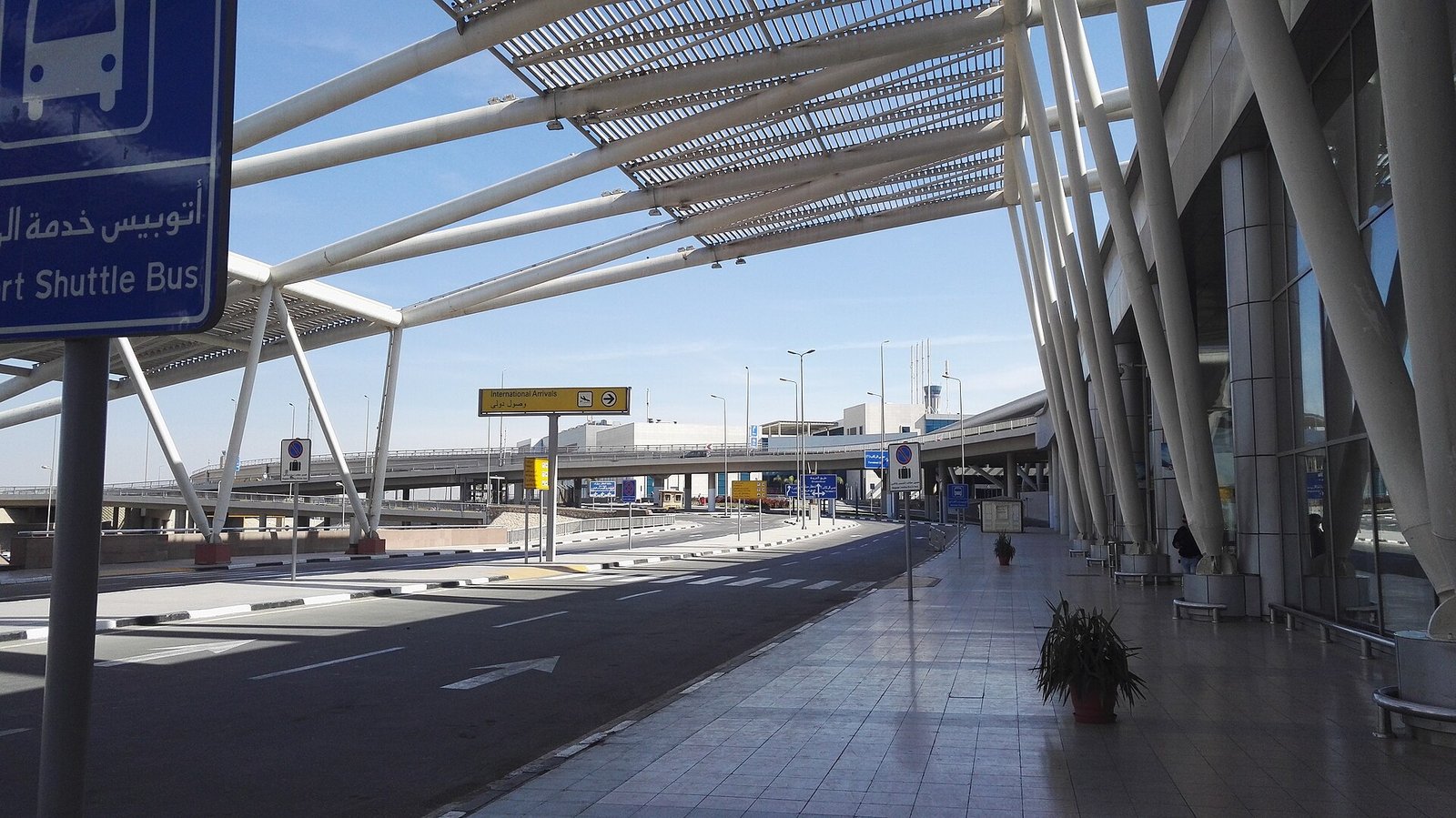 I cartelli degli arrivi internazionali al Terminal 3 dell'aeroporto del Cairo