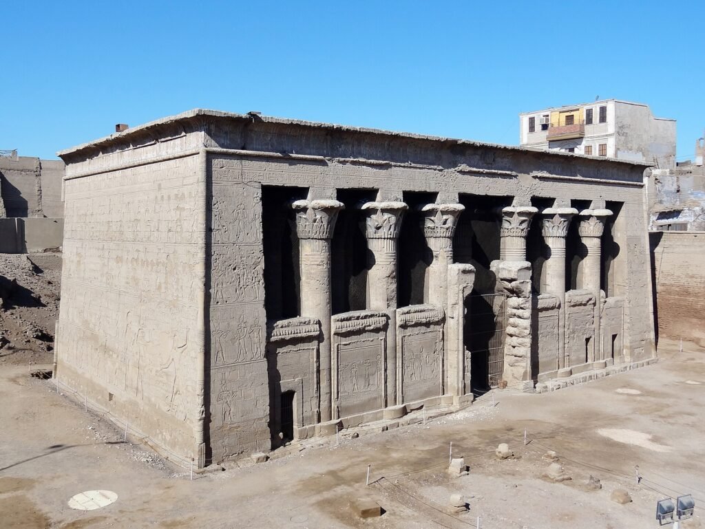 La sala ipostila di Esna nello scavo, con la città moderna che la circonda