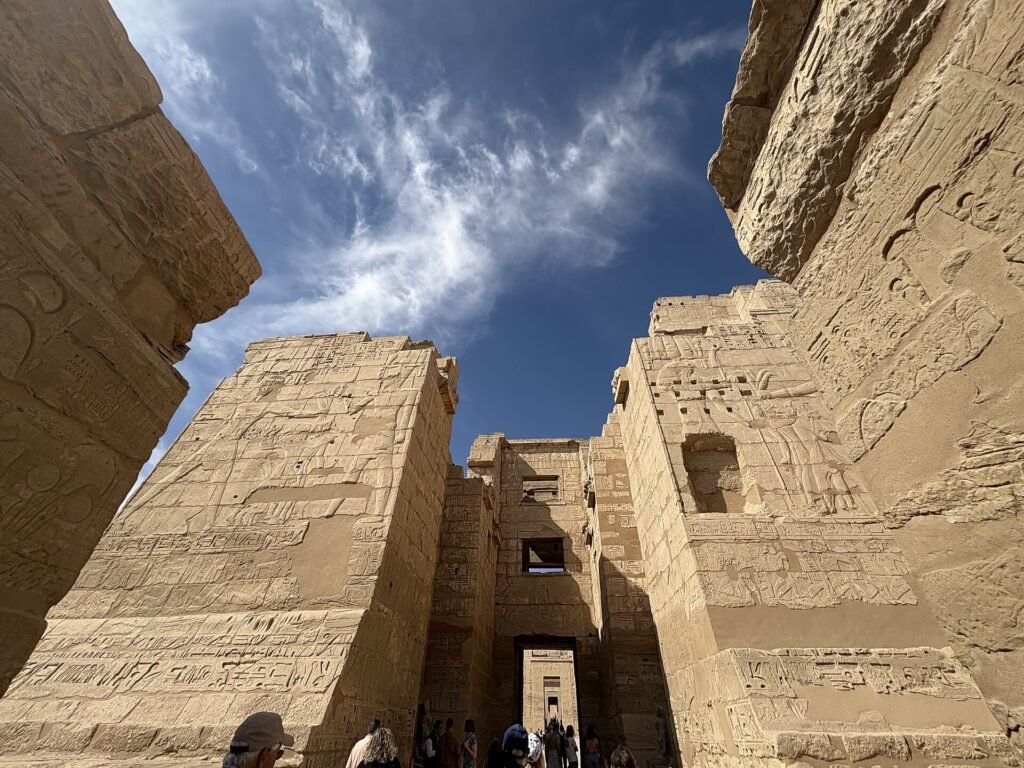I piloni del tempio di Medinet Habu visti dal basso, con i rilievi scolpiti in profondità nella pietra