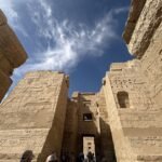 I piloni del tempio di Medinet Habu visti dal basso, con i rilievi scolpiti in profondità nella pietra