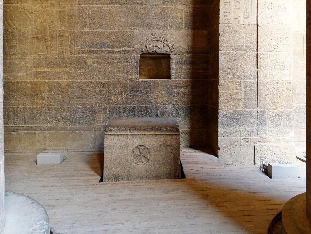 Altare cristiano con croce dentro la sala del tempio egizio di Philae