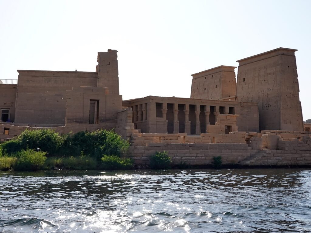 Il tempio di Philae visto dall'acqua, con i piloni e il colonnato che si affacciano direttamente sul Nilo