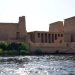 Il tempio di Philae visto dall'acqua, con i piloni e il colonnato che si affacciano direttamente sul Nilo