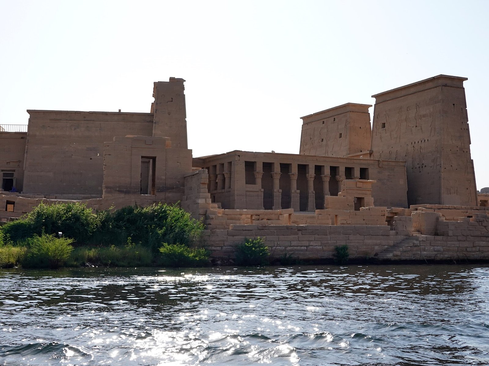Il tempio di Philae visto dall'acqua, con i piloni e il colonnato che si affacciano direttamente sul Nilo