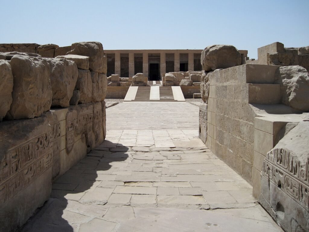 La rampa processionale del tempio di Seti I ad Abydos verso la facciata colonnata, con blocchi scolpiti in primo piano