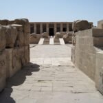 La rampa processionale del tempio di Seti I ad Abydos verso la facciata colonnata, con blocchi scolpiti in primo piano