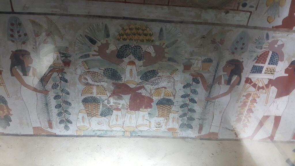 Scena dipinta in una tomba dei nobili a Luxor, con cesti di uva, uccelli e offerte, i colori ancora vivi