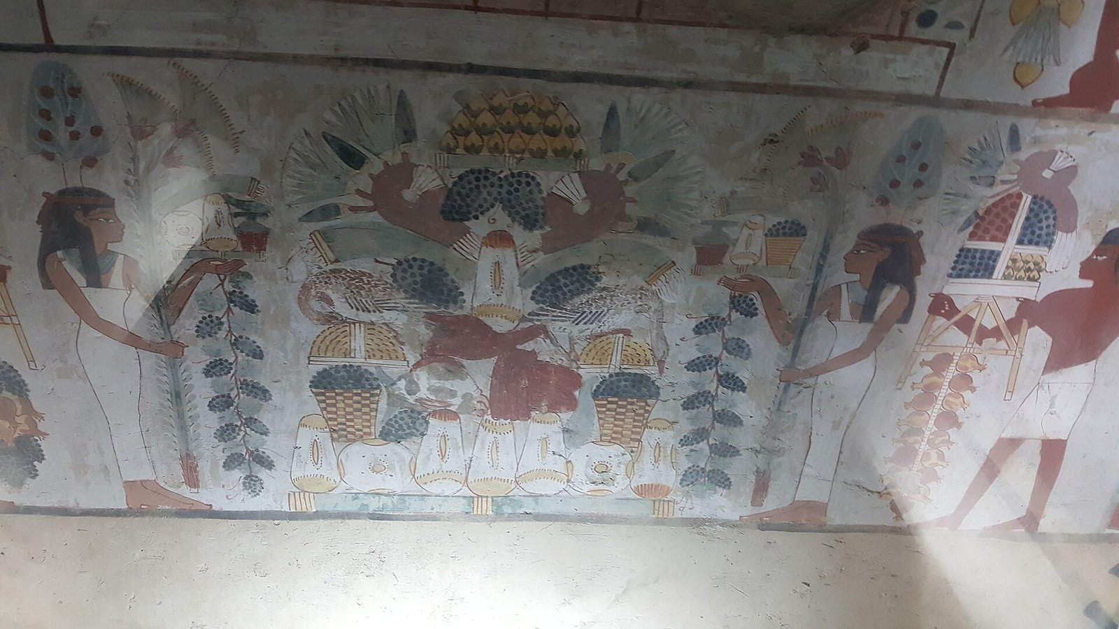 Scena dipinta in una tomba dei nobili a Luxor, con cesti di uva, uccelli e offerte, i colori ancora vivi