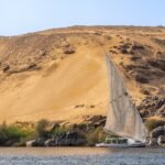 Una feluca sul Nilo ai piedi delle dune dorate di Assuan