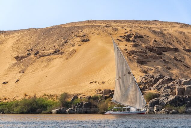 Una feluca sul Nilo ai piedi delle dune dorate di Assuan