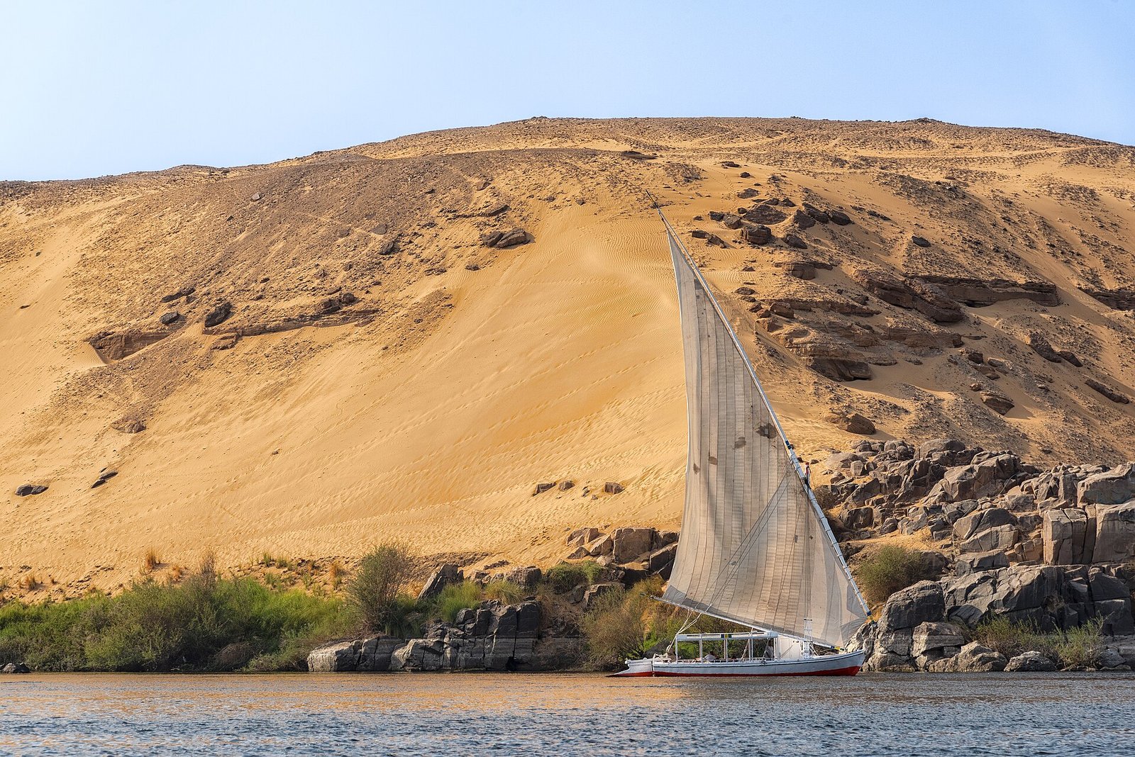 Una feluca sul Nilo ai piedi delle dune dorate di Assuan
