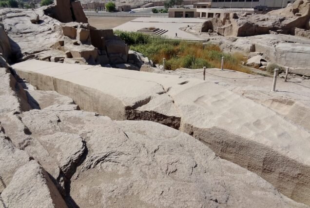 Dettaglio della superficie dell'Obelisco Incompiuto scavato nella roccia