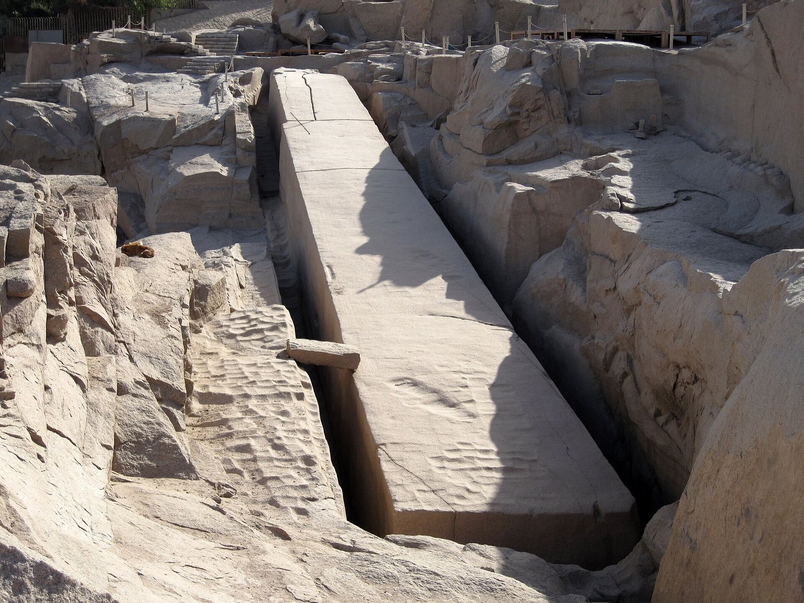 Le tracce degli antichi scalpellini sul granito di Assuan