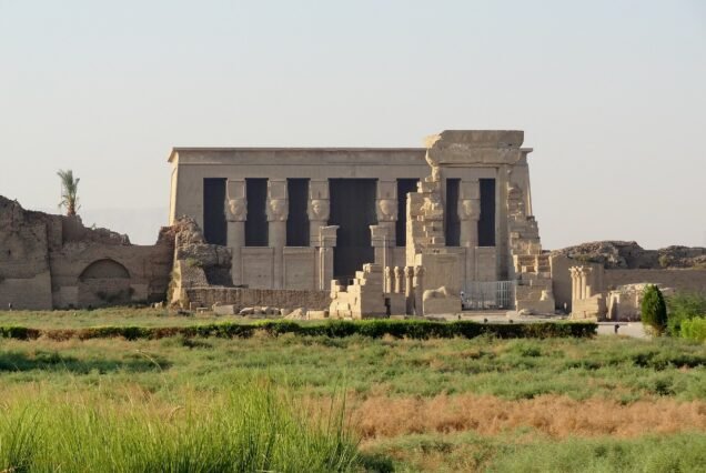 Il tempio di Hathor a Dendera con la sua facciata a colonne