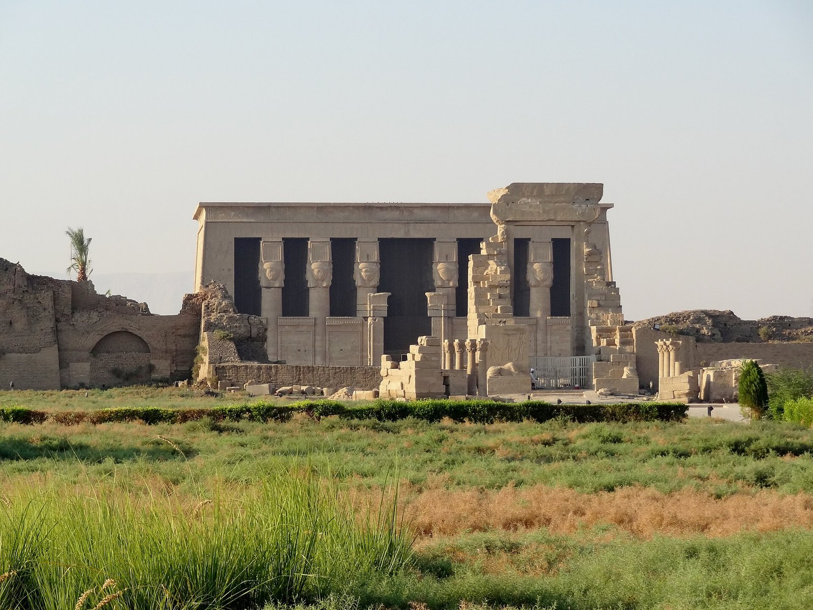 Il tempio di Hathor a Dendera con la sua facciata a colonne