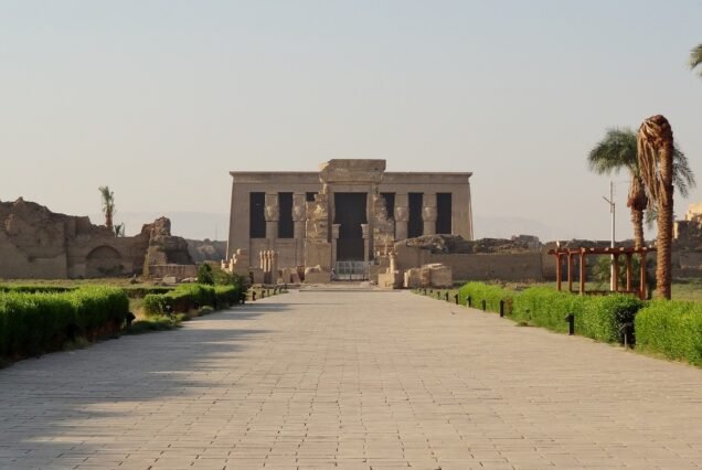 Il tempio di Dendera visto dal viale di accesso, con la facciata della sala ipostila e le colonne dai capitelli hathorici