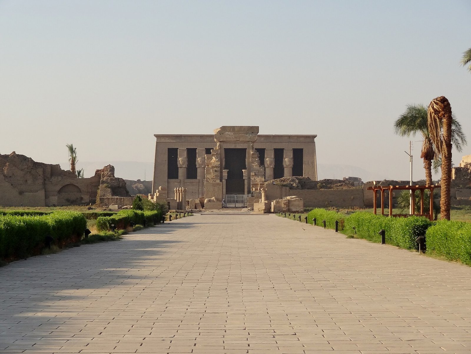 Il tempio di Dendera visto dal viale di accesso, con la facciata della sala ipostila e le colonne dai capitelli hathorici