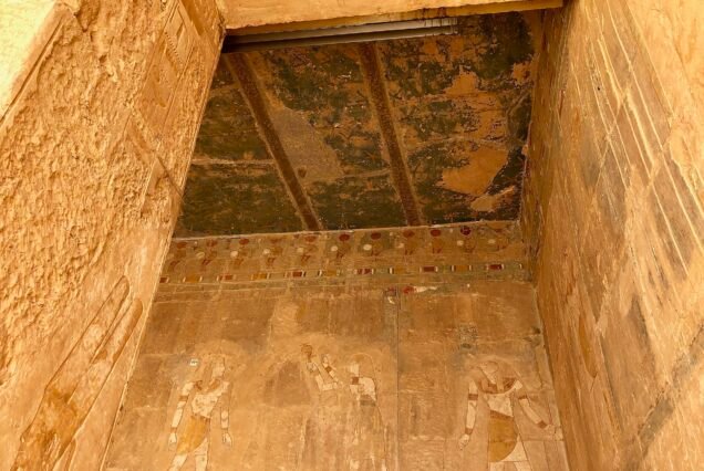 Una cappella interna del tempio di Hatshepsut, con il soffitto dipinto e le figure di divinita sulle pareti