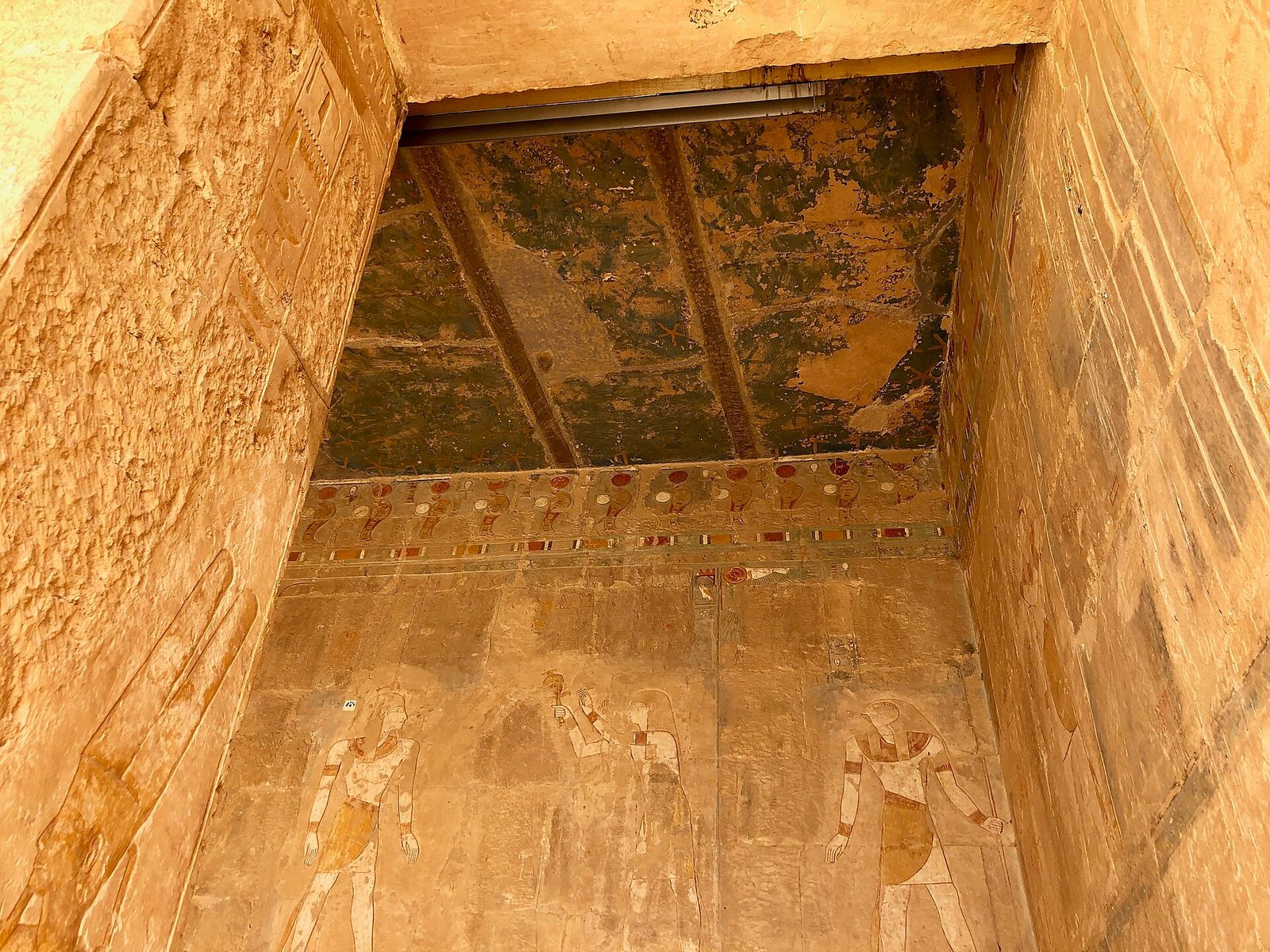 Una cappella interna del tempio di Hatshepsut, con il soffitto dipinto e le figure di divinita sulle pareti