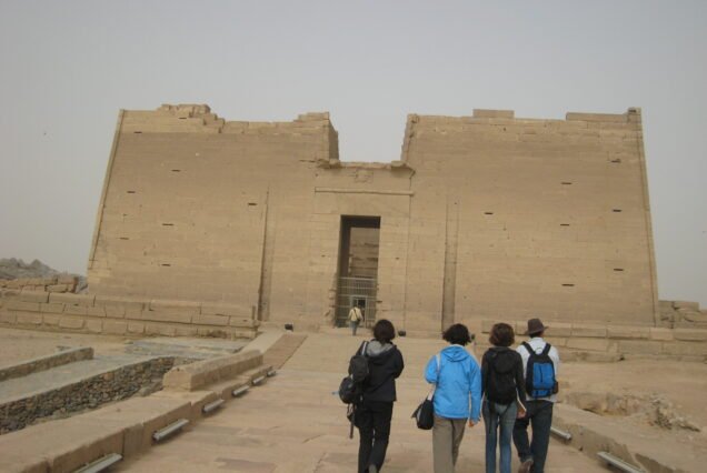 Il pilone d'ingresso del tempio di Kalabsha visto dalla rampa d'accesso, con alcuni visitatori che salgono verso il portale