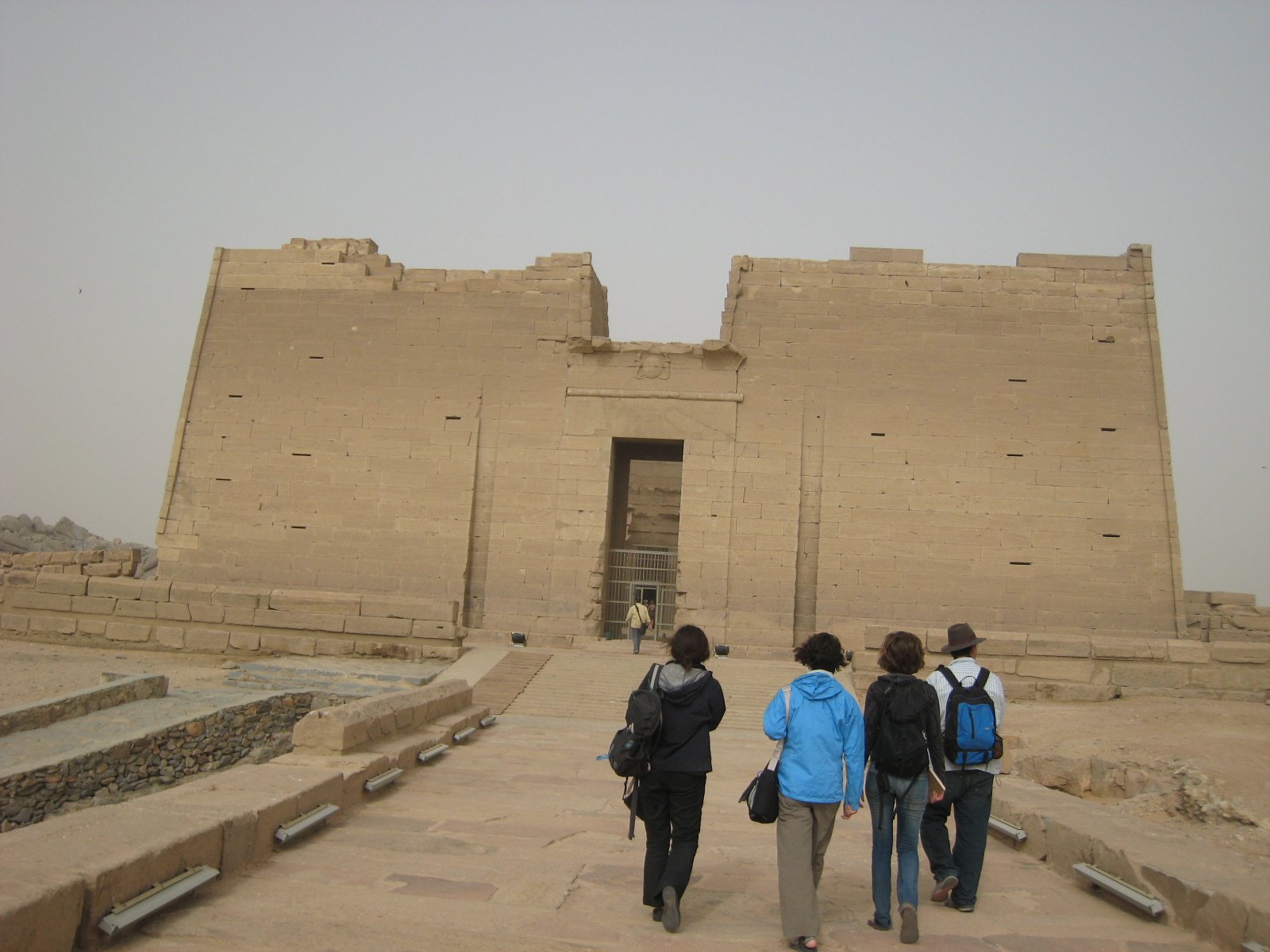 Il pilone d'ingresso del tempio di Kalabsha visto dalla rampa d'accesso, con alcuni visitatori che salgono verso il portale