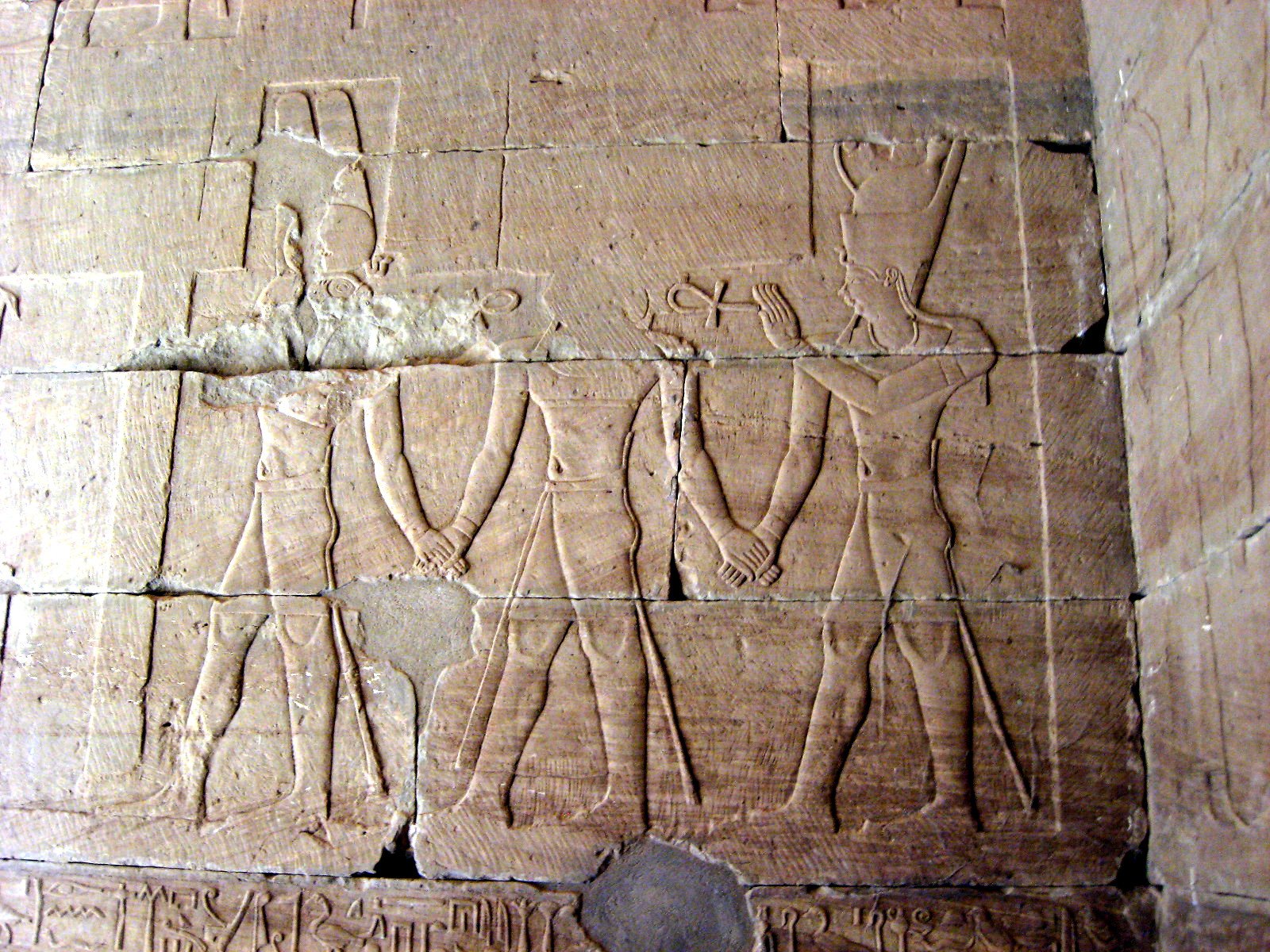 I rilievi scolpiti sulle pareti del tempio di Kalabsha