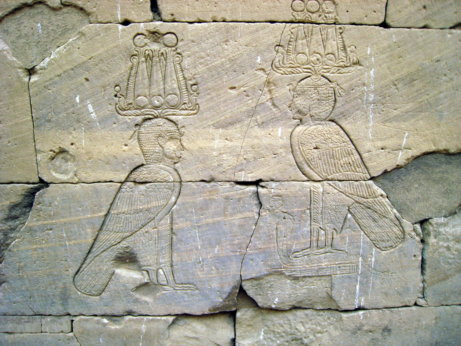 Rilievo con due figure dal corpo di falco e alte corone piumate, inciso sui blocchi del tempio di Kalabsha