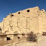Il viale delle sfingi con testa di ariete e il primo pilone monumentale del tempio di Karnak