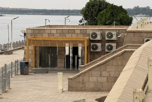 L'ingresso moderno dell'area archeologica di Kom Ombo, con la biglietteria in blocchi di pietra e il Nilo alle spalle
