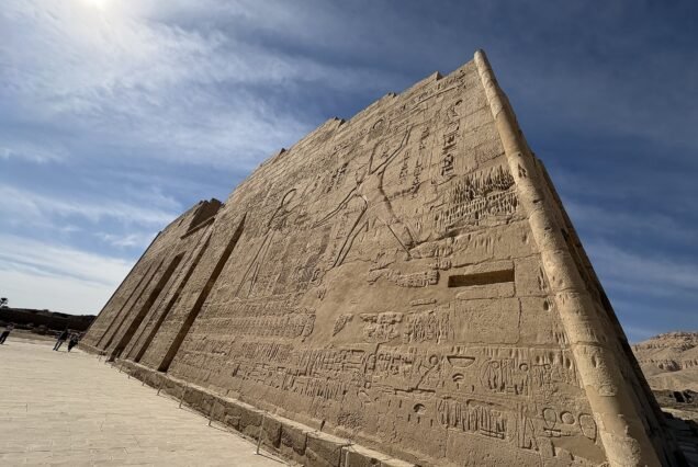 Il tempio fortezza di Medinet Habu a Luxor ovest