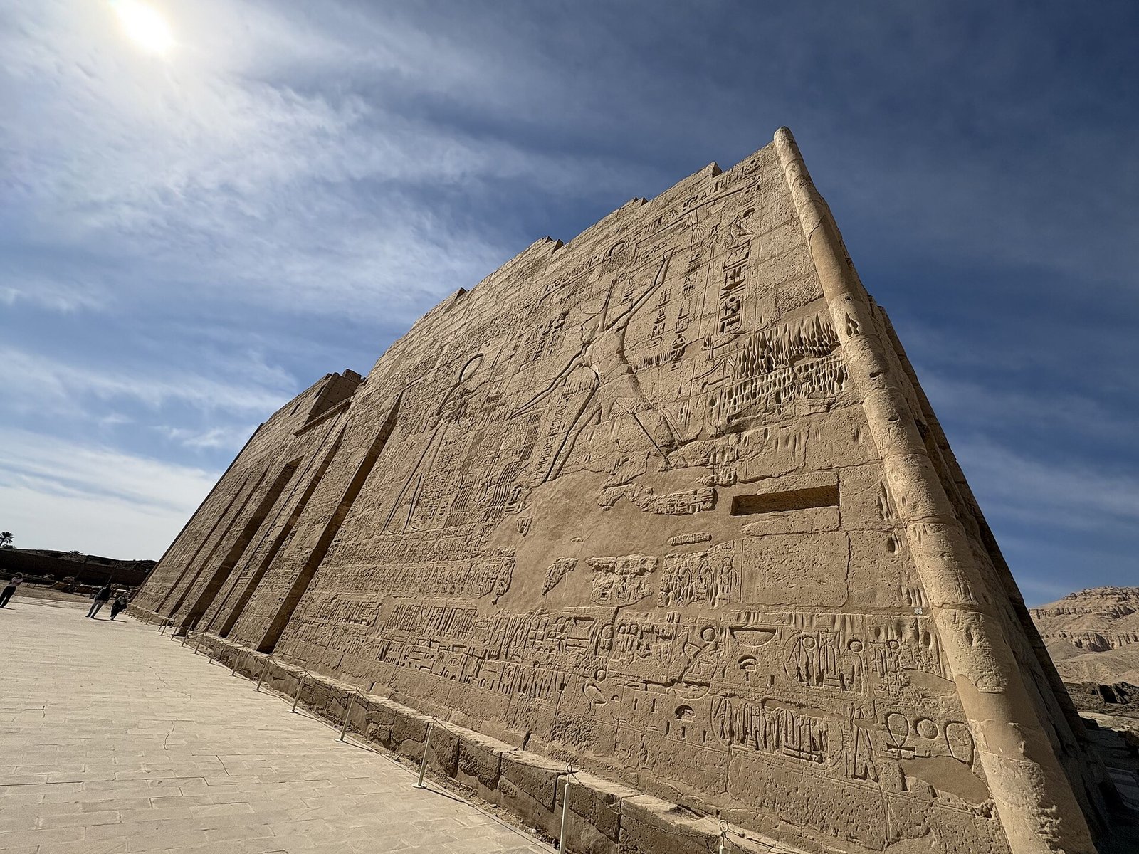Il tempio fortezza di Medinet Habu a Luxor ovest