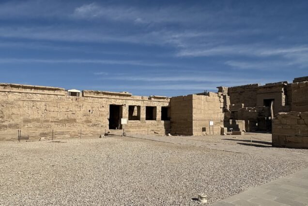 I cortili colonnati del tempio di Ramses III a Medinet Habu