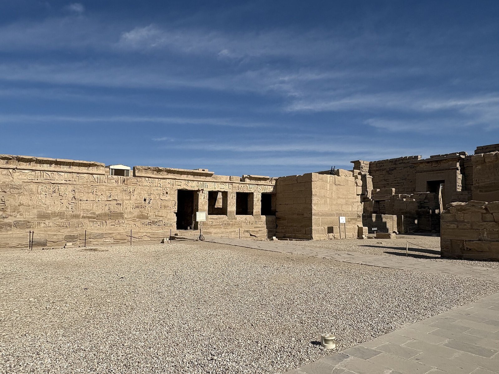 I cortili colonnati del tempio di Ramses III a Medinet Habu