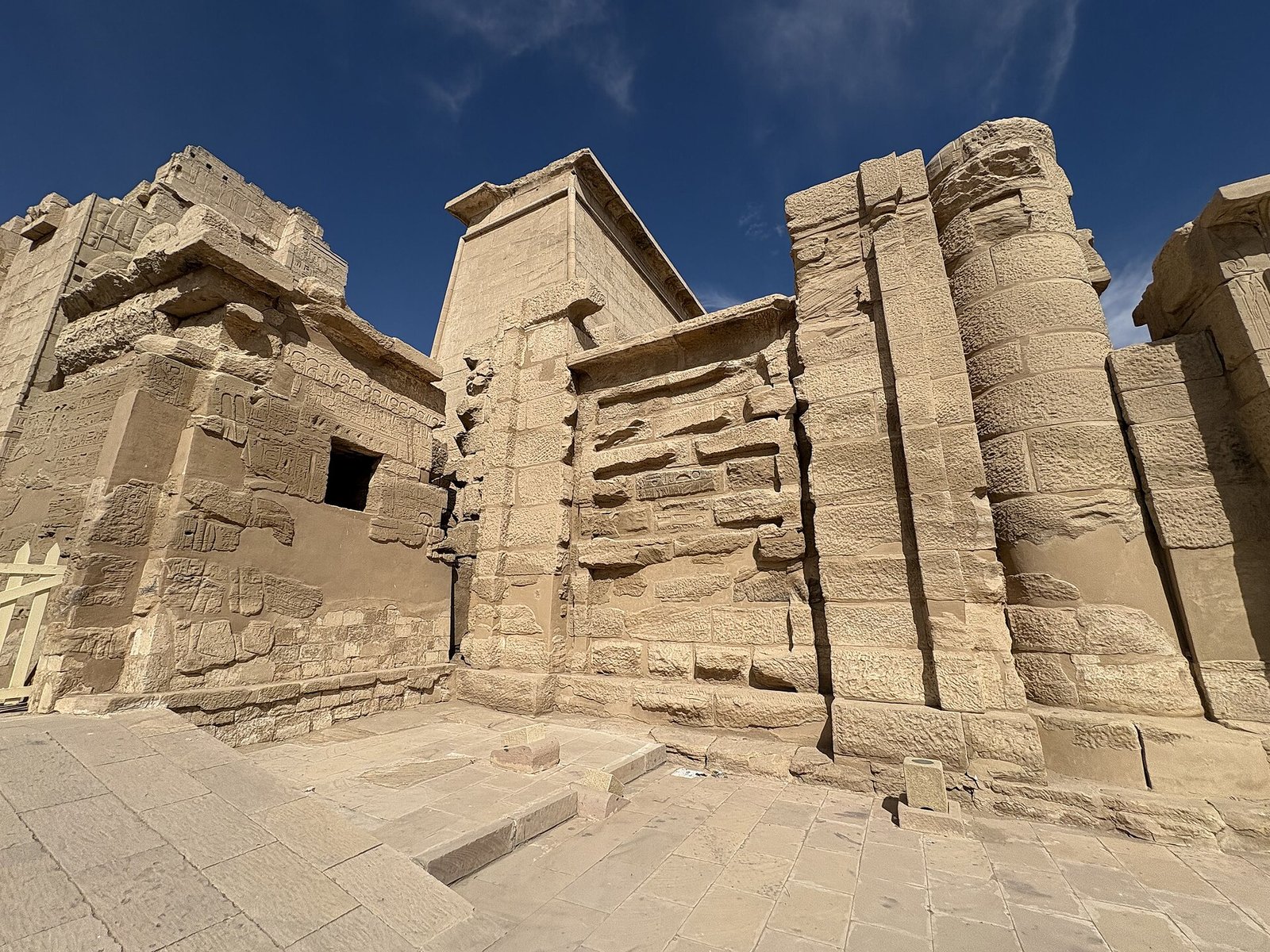 Le imponenti mura scolpite del tempio di Medinet Habu