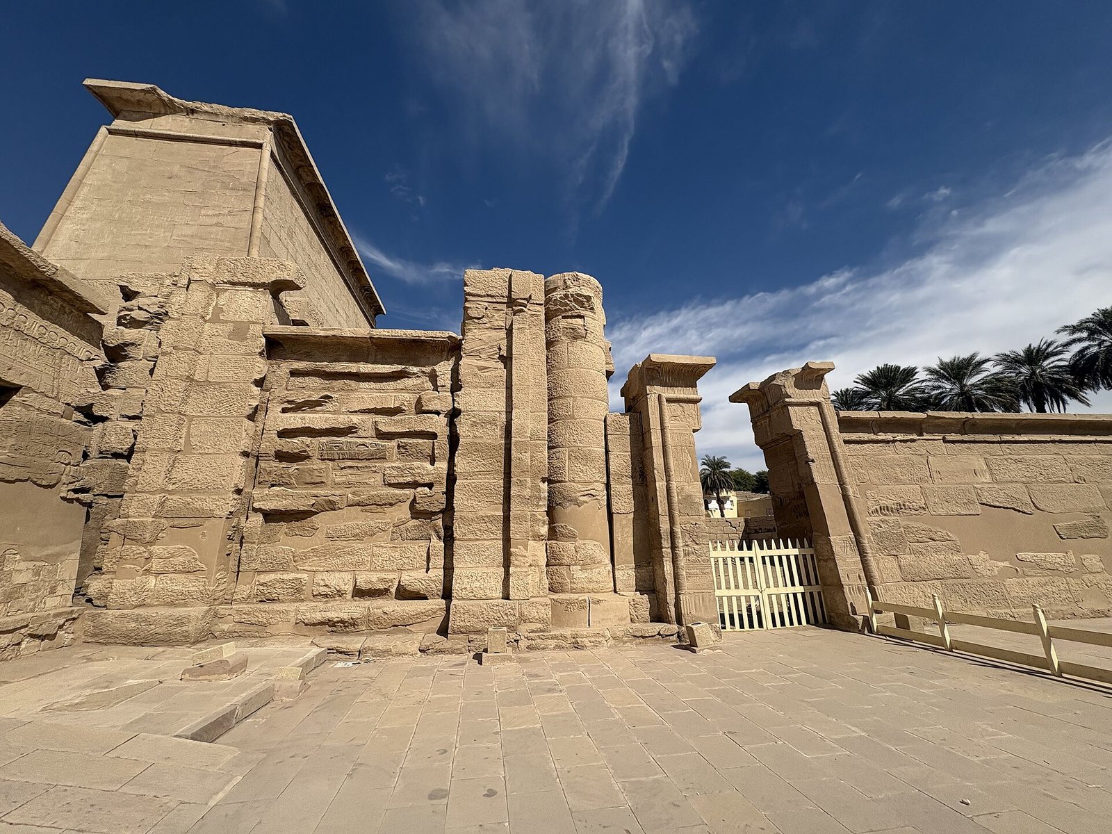 Le statue osiriache nel tempio di Medinet Habu